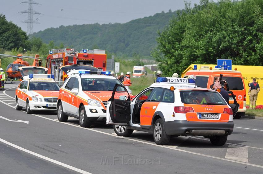 Schwerer Unfall mit Reisebus Lohmar Donrather Dreieck P142.JPG